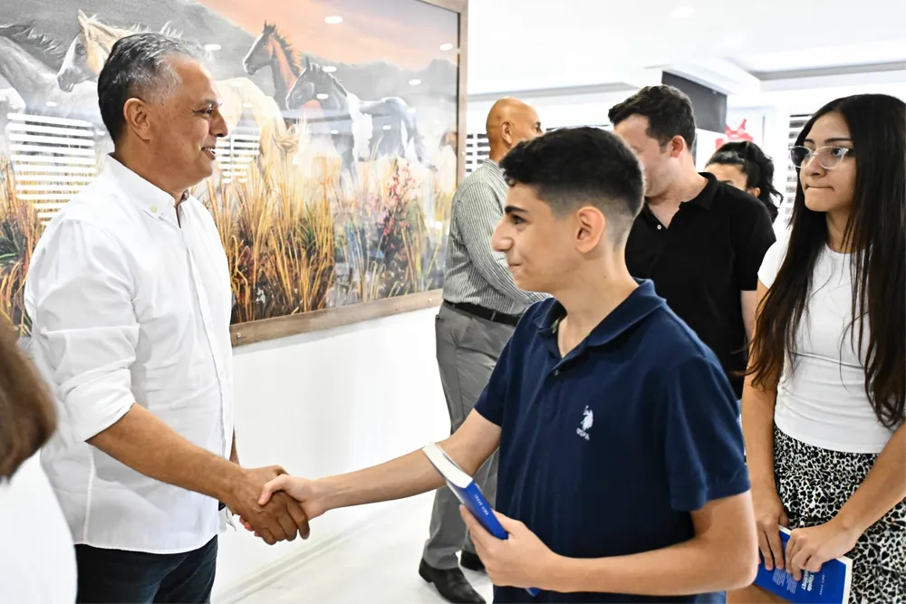 Antalya Muratpaşa'da başarılı öğrenciler hediye çekiyle ödüllendirildi