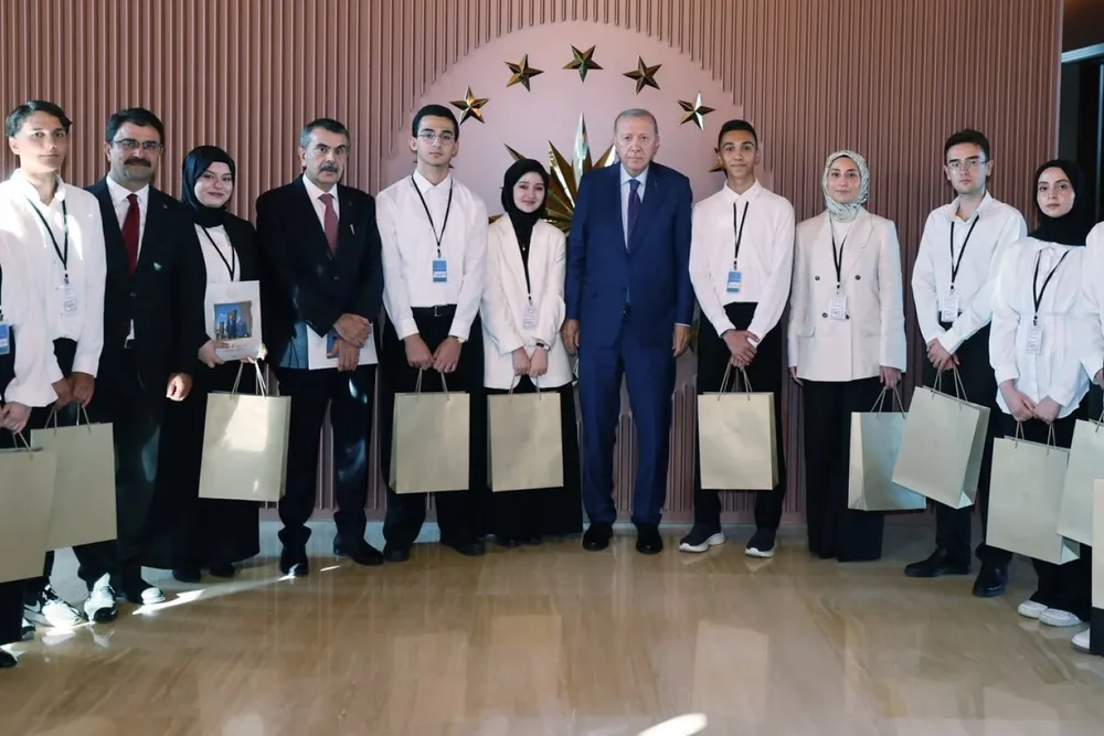 Cumhurbaşkanı Erdoğan Ahlat'ta öğrencileri kabul etti