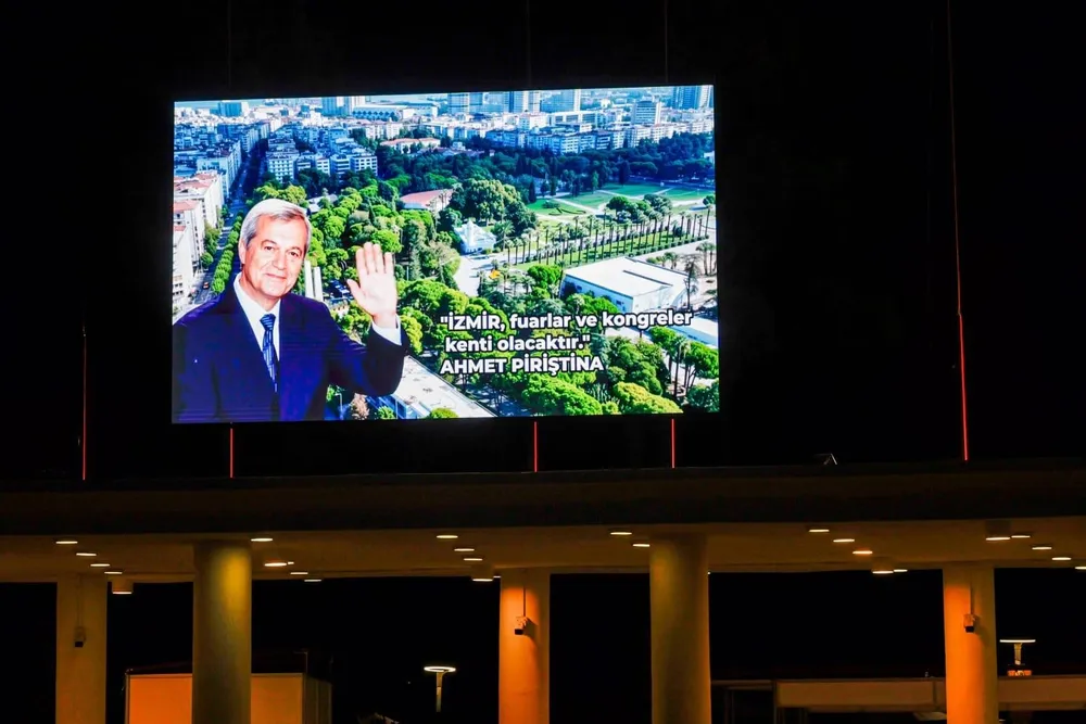 İzmir'de merhum Piriştina’nın sözü artık LED ekranda yaşatılacak