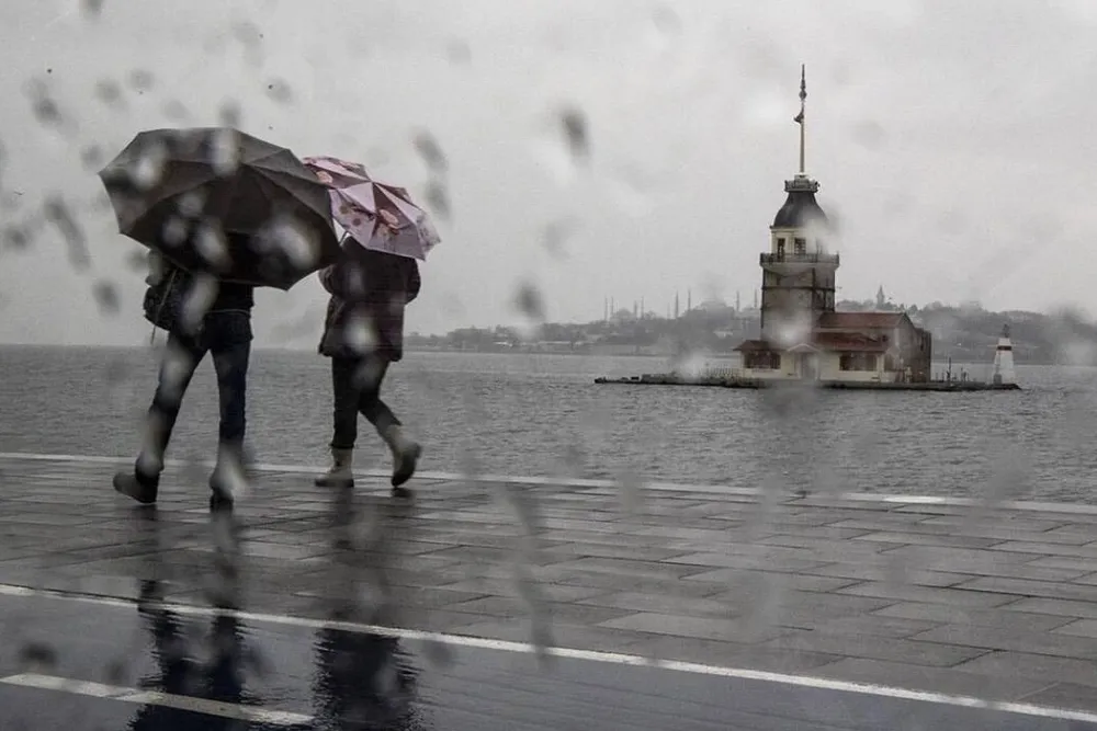 İstanbul Valiliği uyardı... Yağışlı sistem geliyor, sıcaklıklar 4 ila 6 derece düşecek