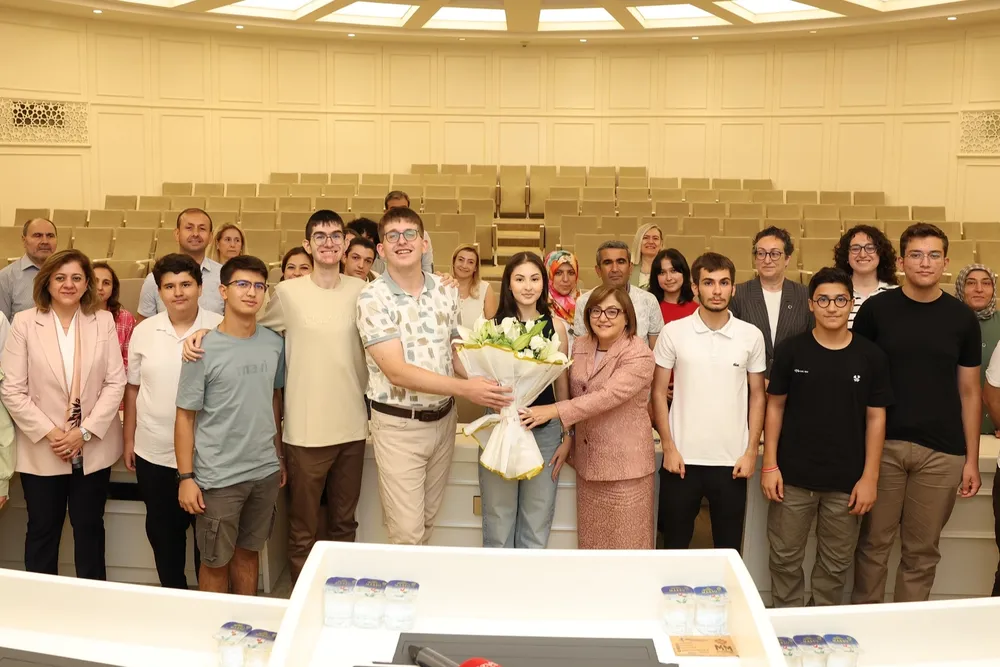 Gaziantep’te YKS ve LGS dereceli öğrenciler Başkan Şahin ile buluştu