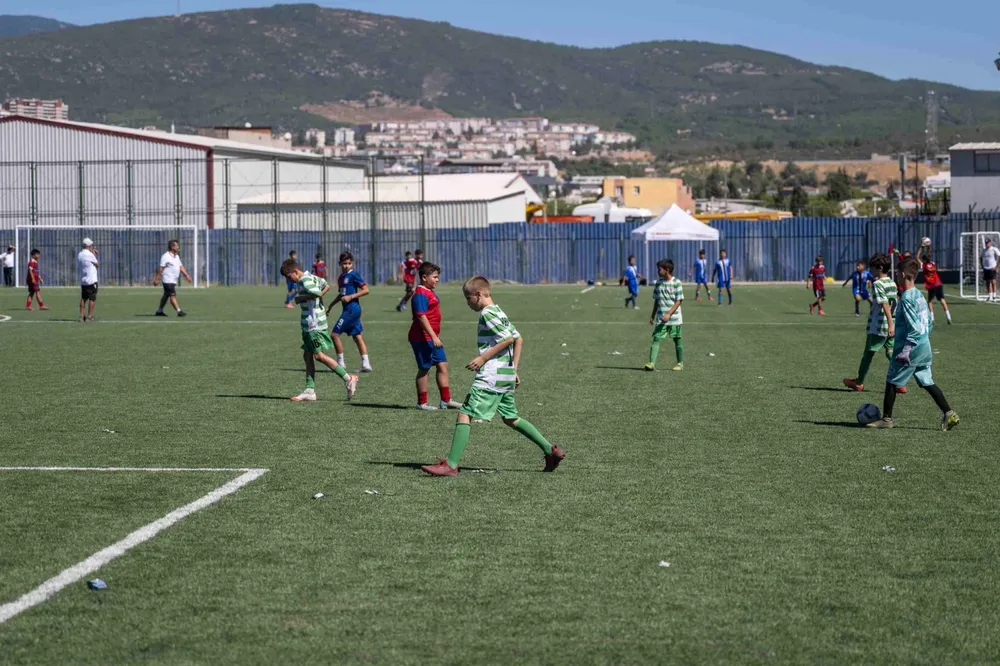 İzmir Bornova’da yenilenen Doğanlar Sahası çocukların golleriyle açıldı