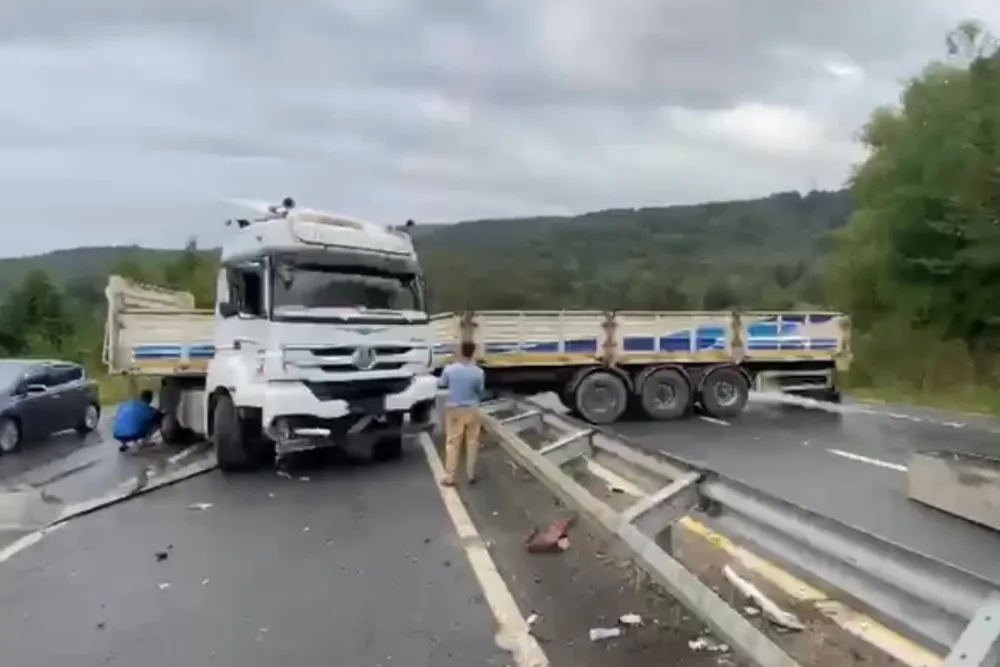 Düzce Akçakoca'da TIR makas attı, trafiği kilitledi!