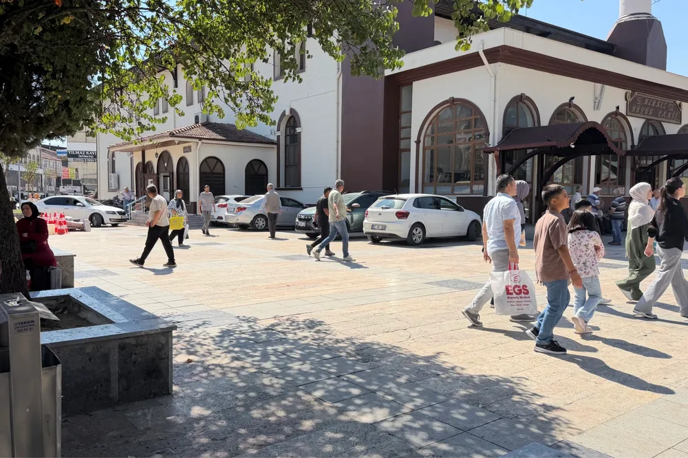 Düzce'de burası cami avlusu mu, otopark mı?