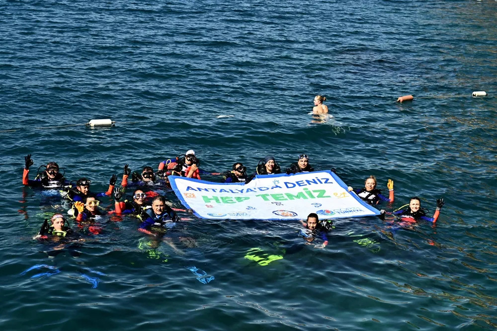 Antalya'da gönüllü dalgıçlardan Muratpaşa'da deniz dibi temizliği