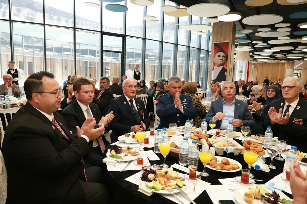 Bursa Osmangazi’de gaziler aynı sofrada