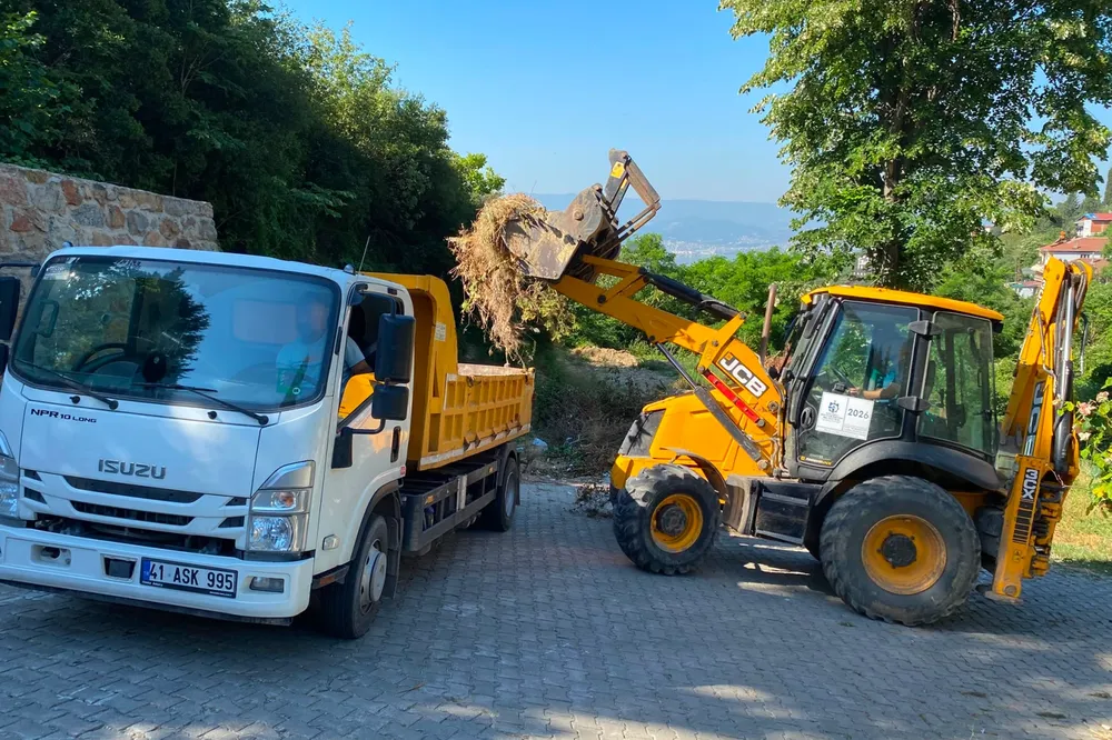 Kocaeli Büyükşehir’den mezarlıklara kesintisiz bakım