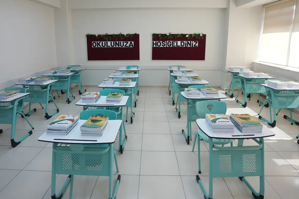 Ders kitapları dağıtılmaya başlandı