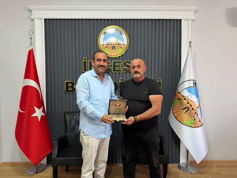 Bahçelievler Mahallesi Muhtarı Mehmet Keleş'ten Belediye Başkanı'na Teşekkür Plaketi