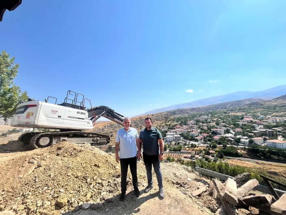 Kemah Belediyesi'nden Bayrak Tepe Cam Teras Projesi İçin İlk Adım