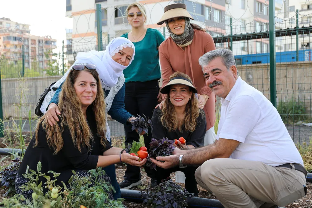 Eşbaşkanlar Kadın Komün Bostanı'ndaki Çalışmaları Yerinde İnceledi