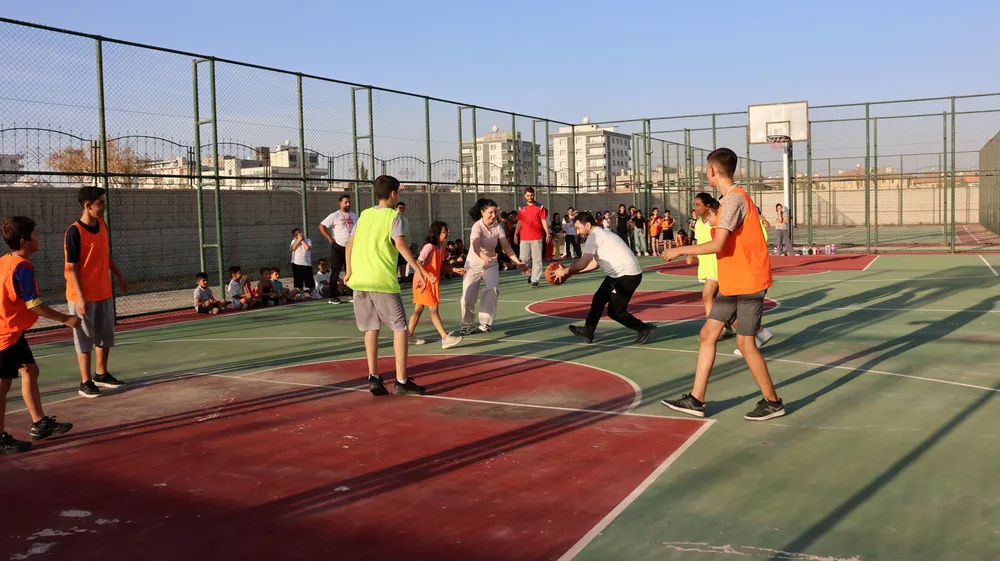 Eşbaşkanlar Genç Sporcularla Basketbol Sahasında Buluştu