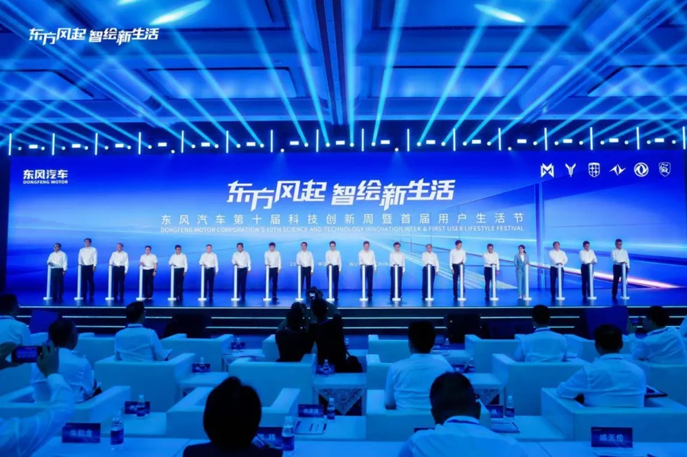 Dongfeng Motor’un 10. Bilim ve Teknoloji İnovasyon Haftası ile 1. Kullanıcı Yaşam Tarzı Festivali Wuhan’da başladı