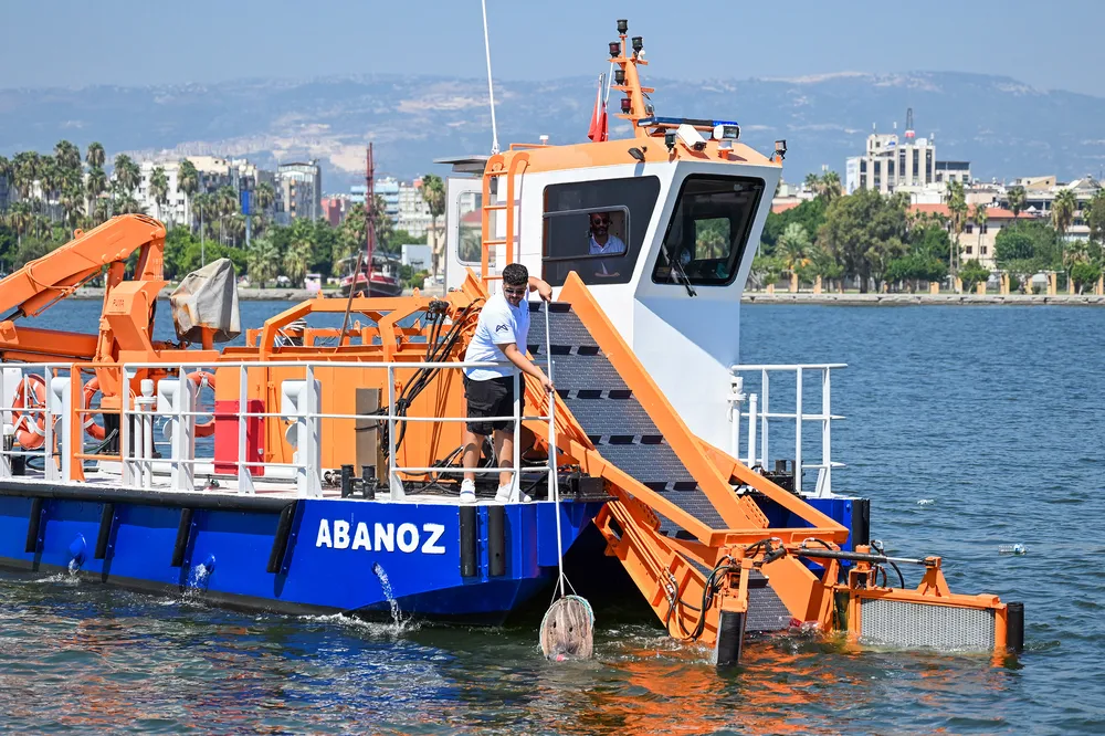 Mersin Büyükşehir Belediyesi Deniz Temizliği Çalışmalarına Devam Ediyor