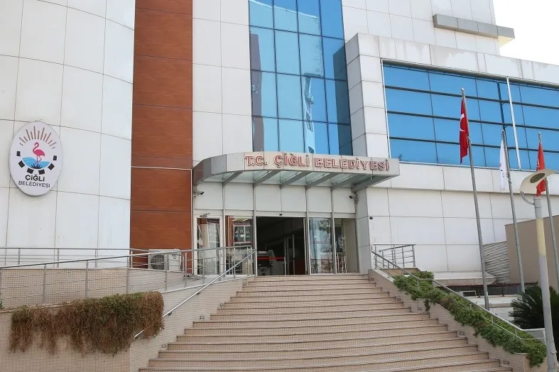 Çiğli'de belediyeden sonra Akvaryum Kafe’ye silahlı saldırı!