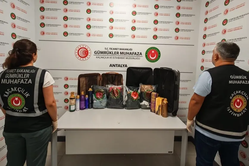 Antalya Havalimanı’nda 18,9 kilo likit metamfetamin ele geçirildi